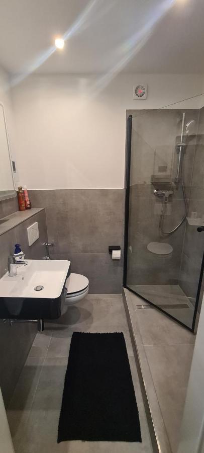 Schoene 2 Zimmer Apartment In Krefeld City, Monteur Wohnung Netflix & Prime Dış mekan fotoğraf